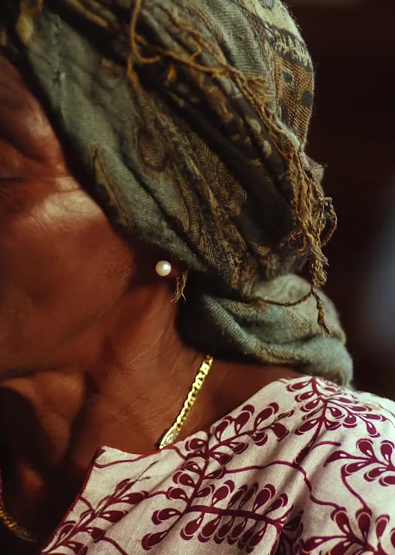 Maman Kungu, de profil, pendant la vérification