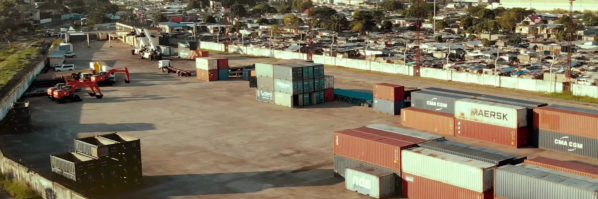 Vue aérienne d’un terminal à conteneurs