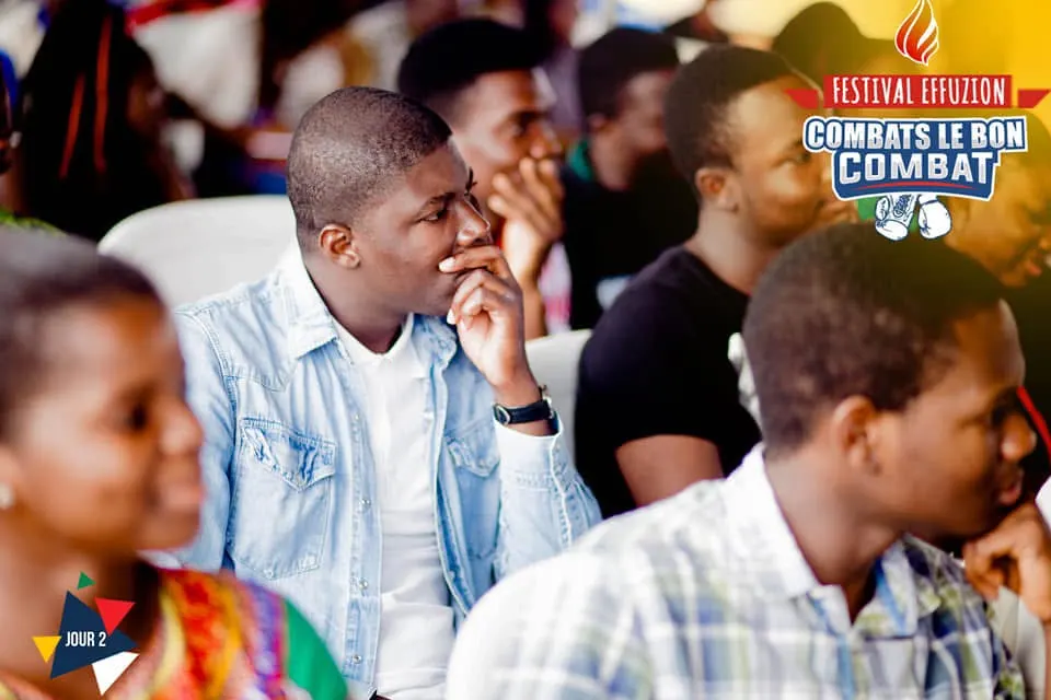 Des jeunes du public suivent la scène, attentifs. Photo de l’événement Effuzion.