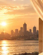Détail de composition éditoriale : ville au soleil couchant sur l’eau. Visuel conceptuel.